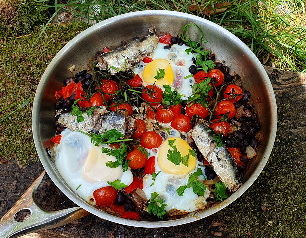 Fried eggs with black beans and sardines