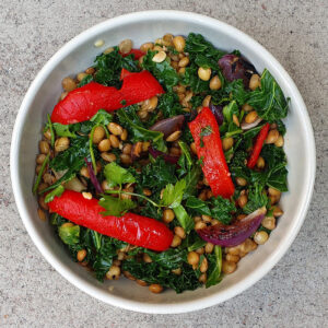 Lentil and kale salad with grilled pepper