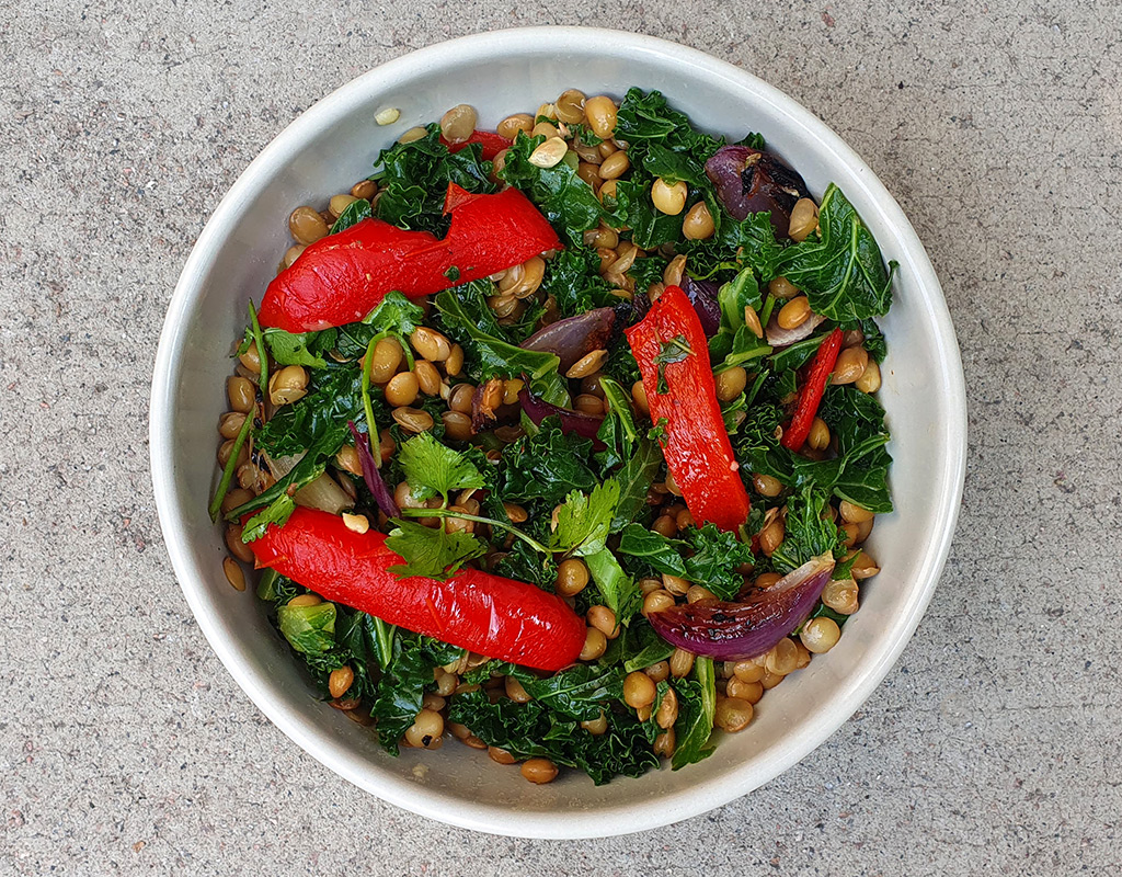 Lentil and kale salad with grilled pepper