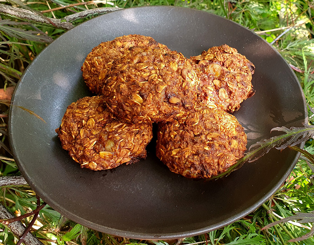 Raspberry and nuts oat cookies