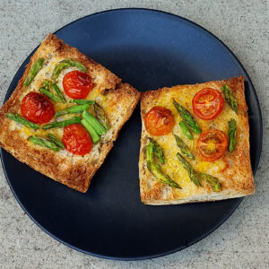 Garlic bread with tomato and asparagus