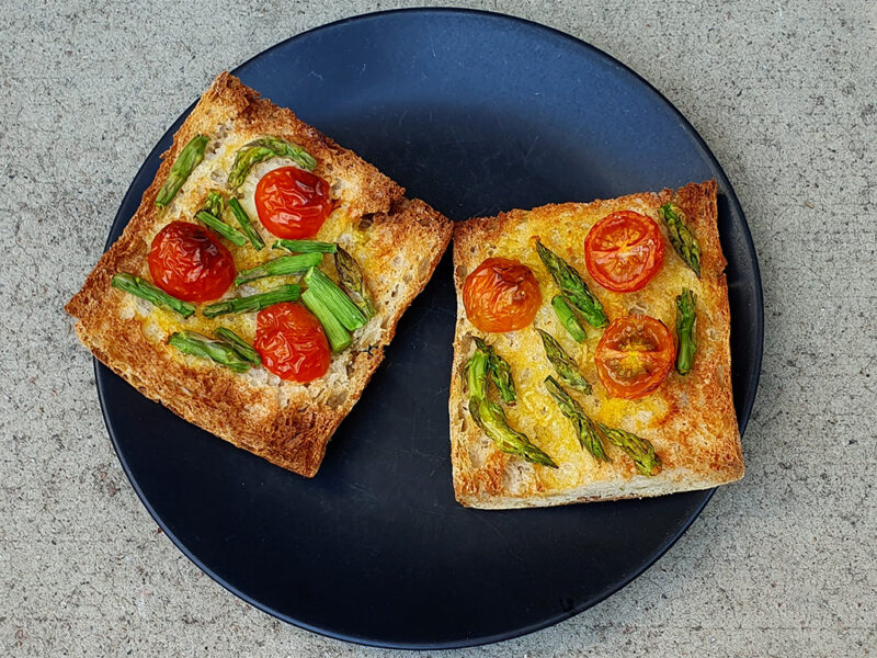 Garlic bread with tomato and asparagus
