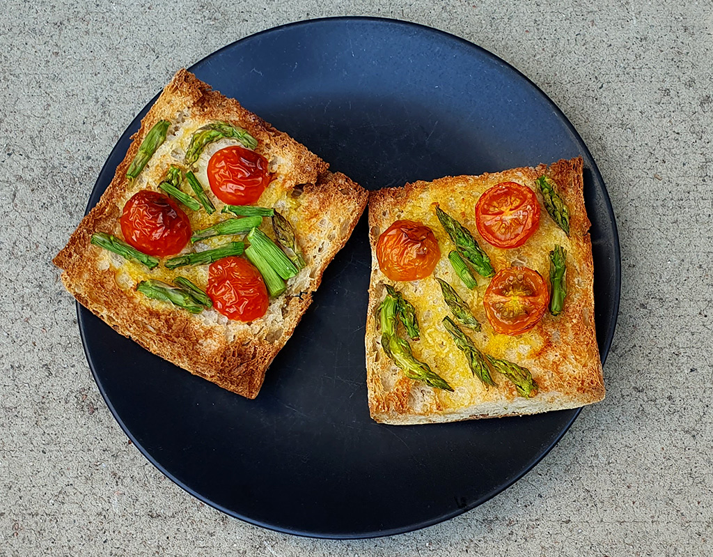 Garlic bread with tomato and asparagus