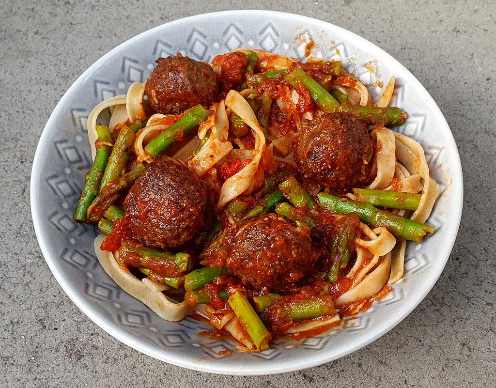 Meatballs with asparagus