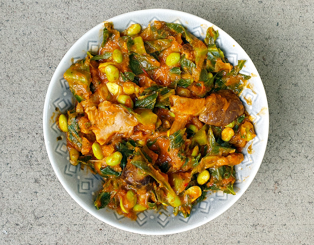 Shiitake, edamame and cabbage in tomato sauce