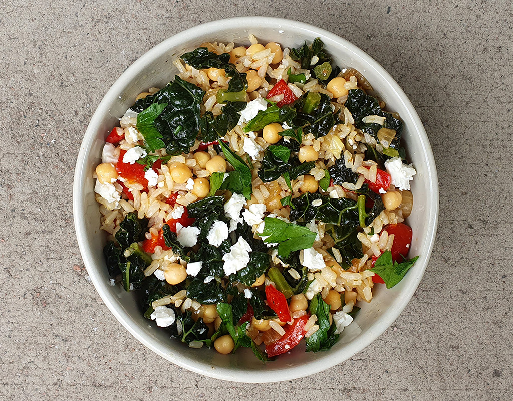 Brown rice salad with chickpeas with cavolo nero