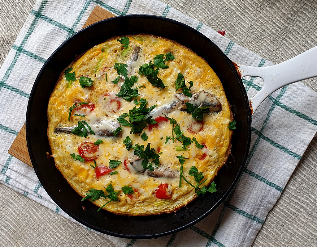 Omelette with sardines and tomatoes