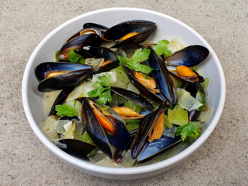 Mussels in Garlic Sauce with Chicory