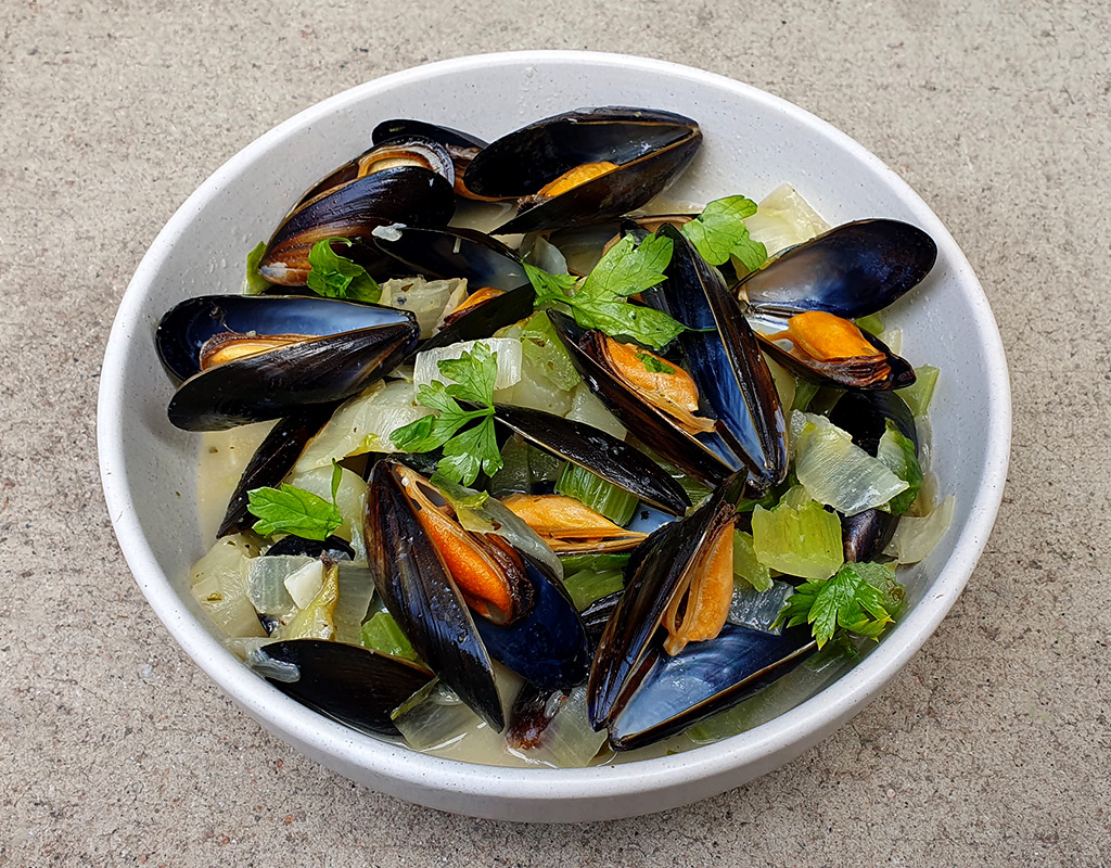 Mussels in Garlic Sauce with Chicory
