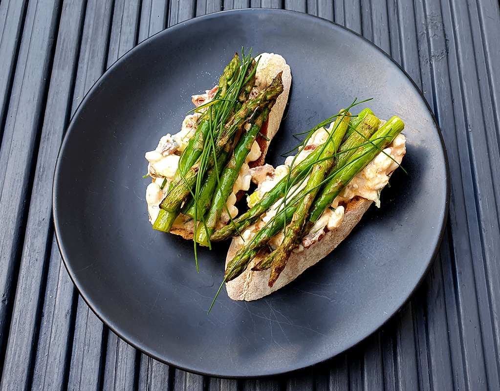 Grilled Asparagus with Spicy Cottage Cheese Spread