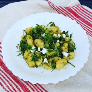 Hello March! 🌼🌺🌸 celebrate the first day of spring with this super easy zingy pesto gnocchi  with wild rocket! The recipe is vegetarian or vegan (using dairy-free pesto and feta).Made it with #glutenfreegnocchi ! Recipe  on cooktogether.com home page. #veganlunch #springrecipes #springisintheair #easyhealthymeals #easylunch #recipeoftheday #instafood #tastyvegan #healthydiet #easyrecipesathome #recipeideas #yummyvegan #deliciousfood #italianrecipes #usingupleftovers #pestognocchi #quickeasyhealthy #quickmeals #quickandeasymeals