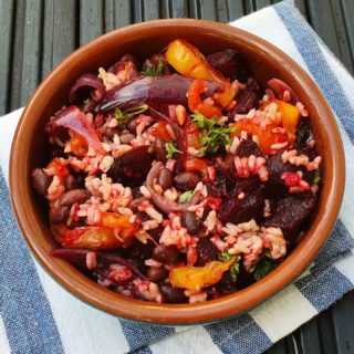 Spiced rice salad with black beans, beet & bell pepper .... 🌶 😋🥰 #vegansalad #easyhealthymeals #easyveganmeals #ricesalad  #healthyfood #recipeoftheday #instafood #instavegan #healthyveganrecipe #autumnfood #beetrootrecipes #recipeideas #mexicanflavors  #tastyvegan #delicous #tastyhealthyfood