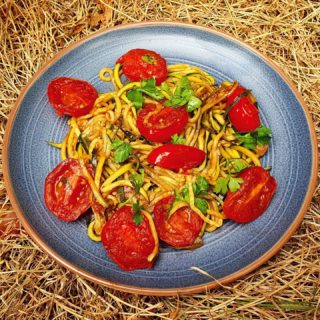 Courgetti with balsamic glazed tomatoes - simple, yummy, vegan, low-carb  and glutenfree! Recipe on cooktogether.com #healthycooking #courgetti #recipeoftheday #easyhealthyrecipes  #summermeals #healthyvegan #veganlunch #veganglutenfreerecipes #gastro #healthyeating #healthyfoodporn #instafood #summerlunch