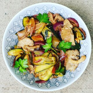 Mixed mushrooms with balsamic courgette - recipe on www.cooktogether.com - easy, healthy,  hearty and vegan! #veganstirfry #recipeoftheday #exoticmushrooms #vegandish #healthycooking #healthyrecipe #healthyveganrecipe #courgette #lowcarbrecipes #instafood #instahealthyfood #weekendmeals #easyvegan #easyhealthymeals #glutenfreevegan #glutenfree #veganhealthyfood